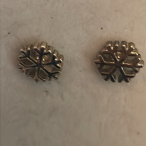 0.5” mixed metal gold & silver tone snowflake shaped stud earrings - Picture 3 of 11